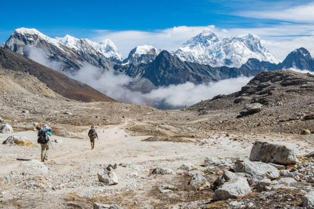 tourist trekking in sagarmatha national park with beautiful view of mount everest (8,848 m) the highest mountains in the world with himalayan range in remote area of nepal. - passion mountain range mountain national park imagens e fotografias de stock