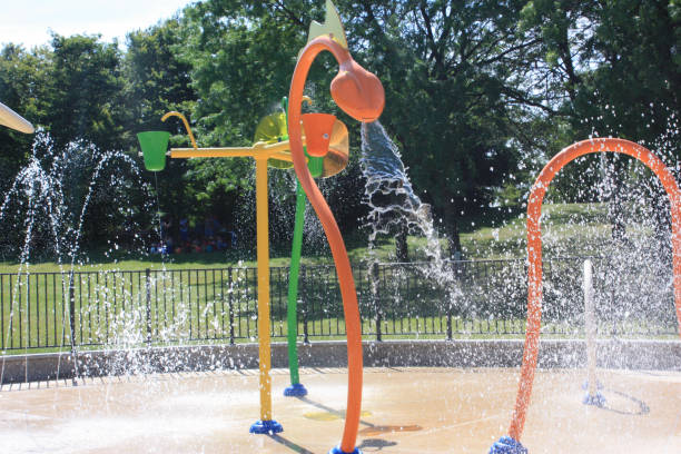 wasserspiele für kinder in einem öffentlichen park in der region ile-de-france - île de stock-fotos und bilder