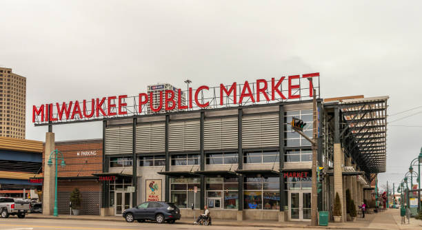 äußere des milwaukee public market im historischen third ward district, downtown milwaukee. - straßenmarkt stock-fotos und bilder