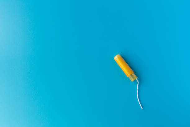 tampón femenino con aplicador naranja - tampon menstruation applicator hygiene fotografías e imágenes de stock