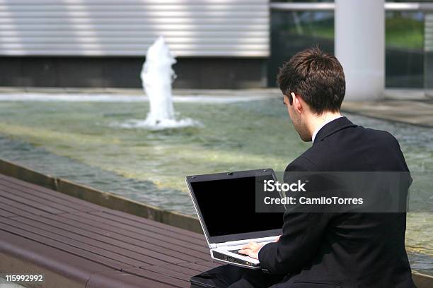 Un Hombre De Negocios Con Ordenador Portátil Foto de stock y más banco de imágenes de 30-39 años - 30-39 años, Adulto, Adulto de mediana edad