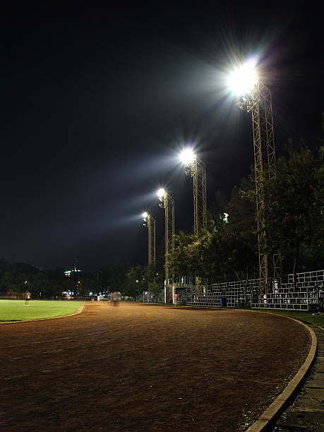 стадион в ночное время - little league фотографии стоковые фото и изображения