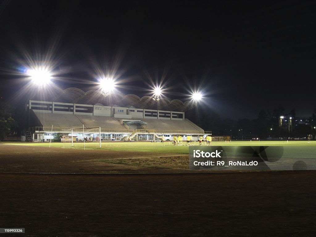 Estadio de fútbol de noche - Foto de stock de Fútbol a cinco libre de derechos