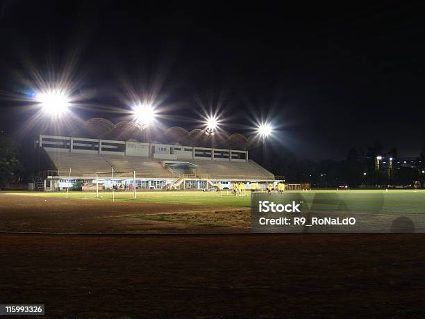 Stadio Di Calcio Di Notte - Fotografie stock e altre immagini di Calcio a cinque - Calcio a cinque, Allenamento, Ambientazione esterna