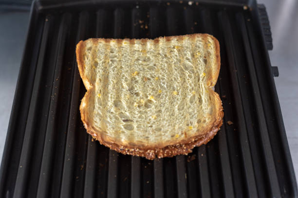 グリルクローズアップビューでトースト - toasted sandwich close up color image panini ストックフォトと画像