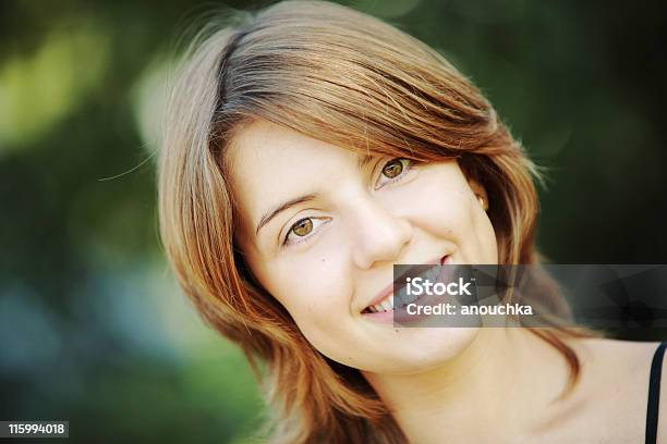 Feliz Mujer Joven Foto de stock y más banco de imágenes de 18-19 años - 18-19 años, 20 a 29 años, Abierto