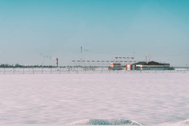 stazione meteo in campo invernale innevato - arctic station snow science foto e immagini stock