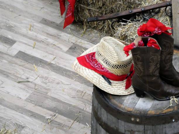 kowbojskie buty i kapelusz na szczycie starej drewnianej beczki na podłodze stodoły - cowboy hat wild west hat wood zdjęcia i obrazy z banku zdjęć