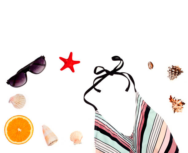 купальник, солнцезащитные очки, пополам оранжевые фрукты, ракушки и морские звезды - shell starfish orange sea стоковые фото и изображения