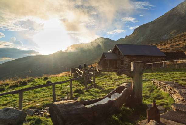 cabaña de montaña ticino - shack european alps switzerland cabin fotografías e imágenes de stock