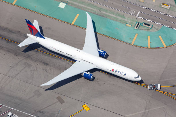 델타 항공 보잉 767-400er 비행기 로스 앤젤레스 공항 조감도 - delta air lines 뉴스 사진 이미지