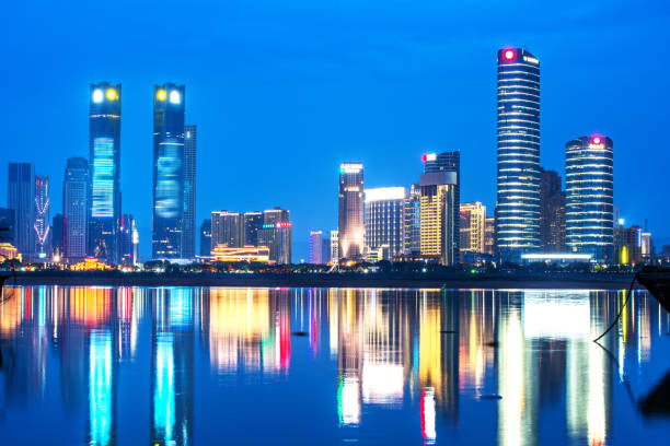 vista degli uccelli della città di fuzhou di notte - fuzhou foto e immagini stock