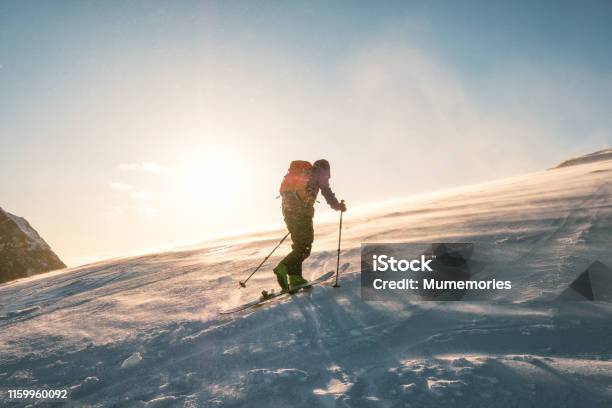 Man Skifahrer Mit Rucksack Trekking Auf Schneeberg Mit Sonnenlicht Stockfoto und mehr Bilder von Skifahren