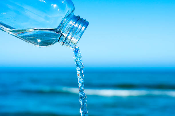 woda wypływająca ze szklanej butelki wielokrotnego rozlęku - water water bottle glass pouring zdjęcia i obrazy z banku zdjęć