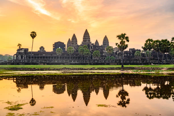 amanecer en angkor wat, camboya - cambodia khmer architecture outdoors fotografías e imágenes de stock