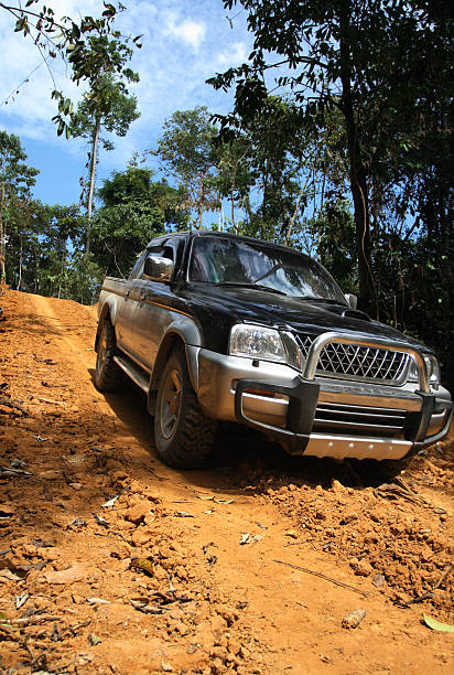 ヤス駆動 - sports utility vehicle 4x4 car mud ストックフォトと画像