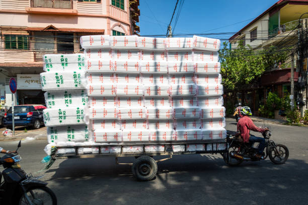 cena da rua do transporte em phnom penh, cambodia - over burdened street city street house - fotografias e filmes do acervo