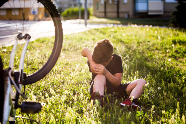 la blessure de garçon blesse du vélo tombant, blessé sur ses bras, douleur de tomber du vélo - child bicycle cycling danger photos et images de collection