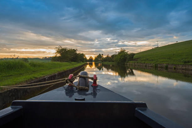 blick auf einen britischen kanal in ländlicher umgebung - narrow boat stock-fotos und bilder