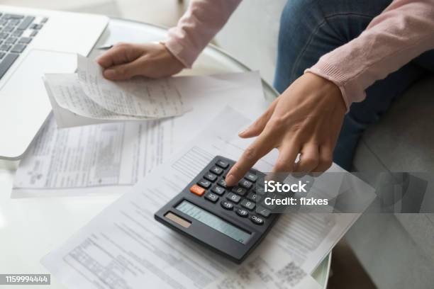 Close Up Woman Hands Holding Receipt Calculating Company Expenses - Fotografias de stock e mais imagens de Recibo de Pagamento