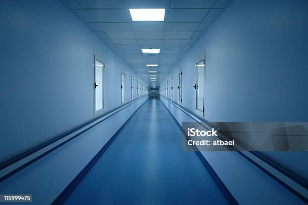 Langen Korridor Stockfoto und mehr Bilder von Korridor - Korridor, Krankenhaus, Eingangshalle - Wohngebäude-Innenansicht