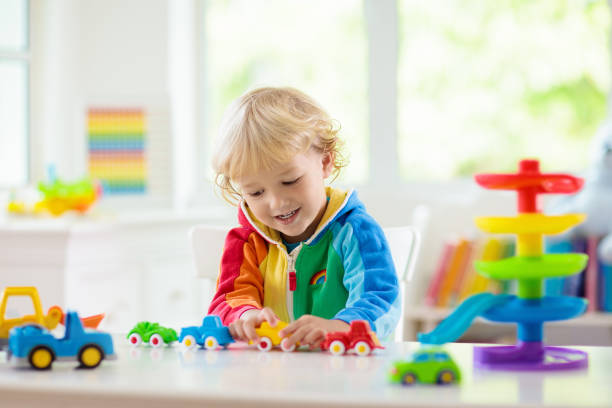 chico jugando a los coches de juguete. un chico con juguetes. niño y coche - 18638 fotografías e imágenes de stock