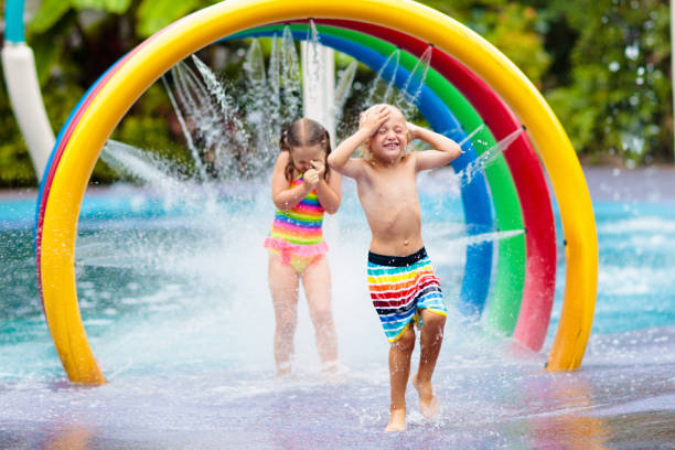 kinder im aquapark. kind im schwimmbad. - amusement park family water slide child stock-fotos und bilder