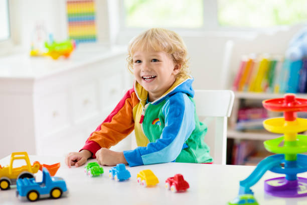 chico jugando a los coches de juguete. un chico con juguetes. niño y coche - 18635 fotografías e imágenes de stock