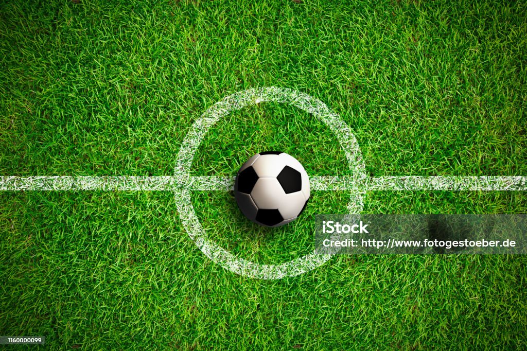 Overhead-Ansicht auf isolierten Fußball im Feld - Lizenzfrei Fußball Stock-Foto