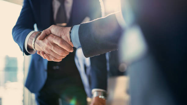 reunión de asociación empresarial en la oficina - traje fotografías e imágenes de stock