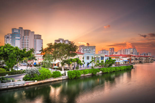 skyline della città di napoli, florida, usa - naples florida foto e immagini stock