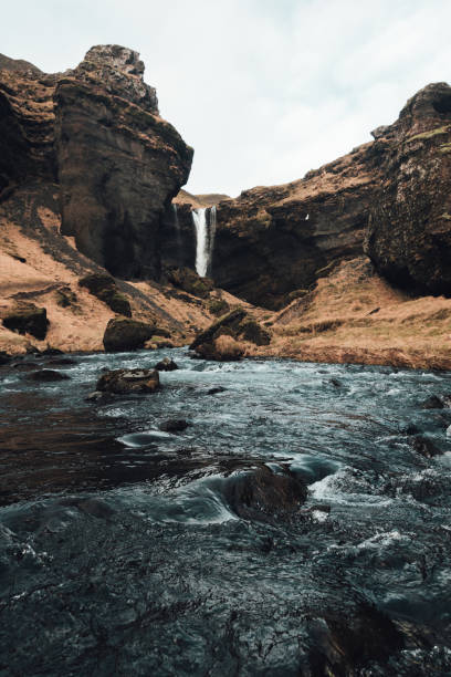 piccola cascata e fiume a kvernufoss islanda - gruner foto e immagini stock