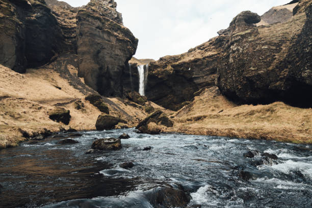 piccola cascata e fiume a kvernufoss islanda - gruner foto e immagini stock
