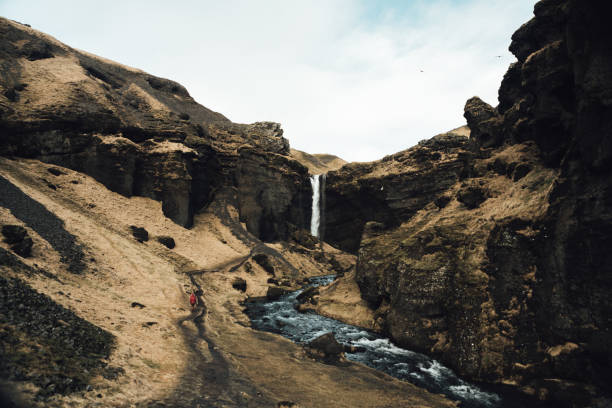 piccola cascata e fiume a kvernufoss islanda - gruner foto e immagini stock