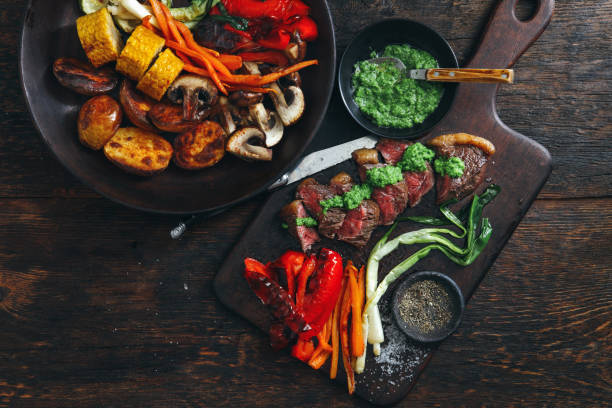 ブラジルのピカニャステーキ、新鮮なハーブソースと野菜のグリル - picanha beef meat rare ストックフォトと画像