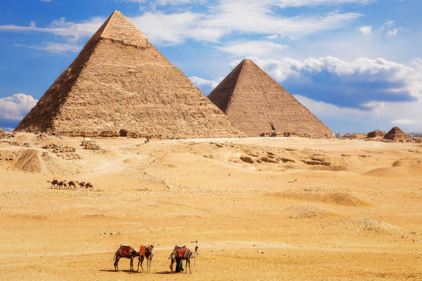 vista na pirâmide de khafre e na pirâmide de khufu, deserto de giza, egipto - pyramid of chephren - fotografias e filmes do acervo