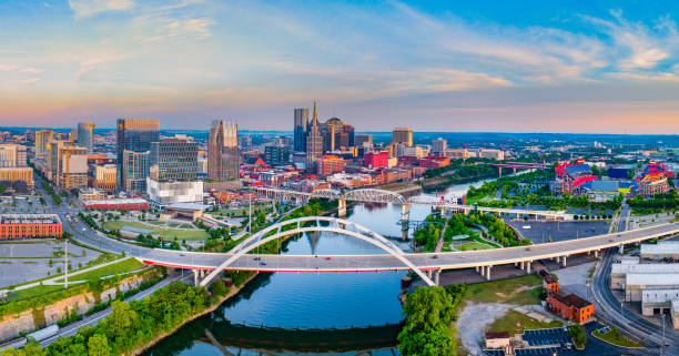 nashville tennessee tn drone skyline aerial - nashville tennessee downtown district city fotografías e imágenes de stock