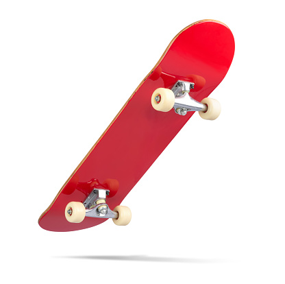 Tabla de skate roja, aislada sobre fondo blanco. El archivo contiene una ruta de acceso al aislamiento photo