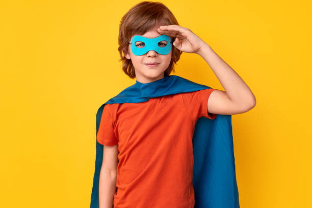 カメラのための小さなスーパーヒーローの敬礼 - superhero child creativity little boys ストックフォトと画像