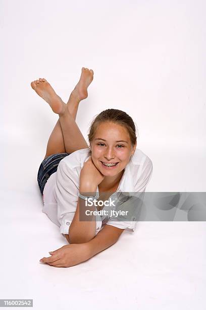 Adolescente Feliz Con Aparatos De Ortodoncia Foto de stock y más banco de imágenes de 14-15 años - 14-15 años, Acostado, Adolescente