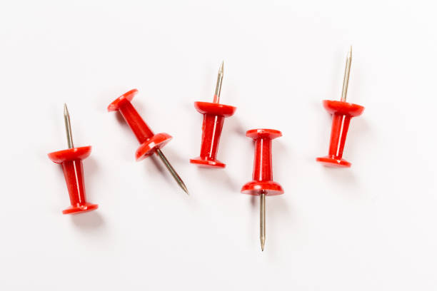 satz von roten push-pins isoliert auf weißem hintergrund. - paper clip red clip isolated stock-fotos und bilder