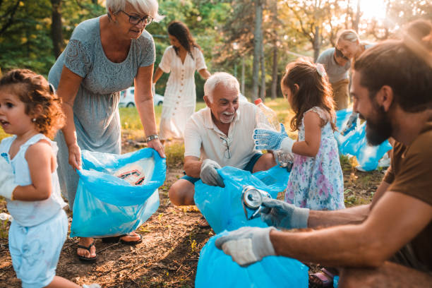 familia feliz con reciclaje de niños - recycling recycling symbol environmentalist people fotografías e imágenes de stock