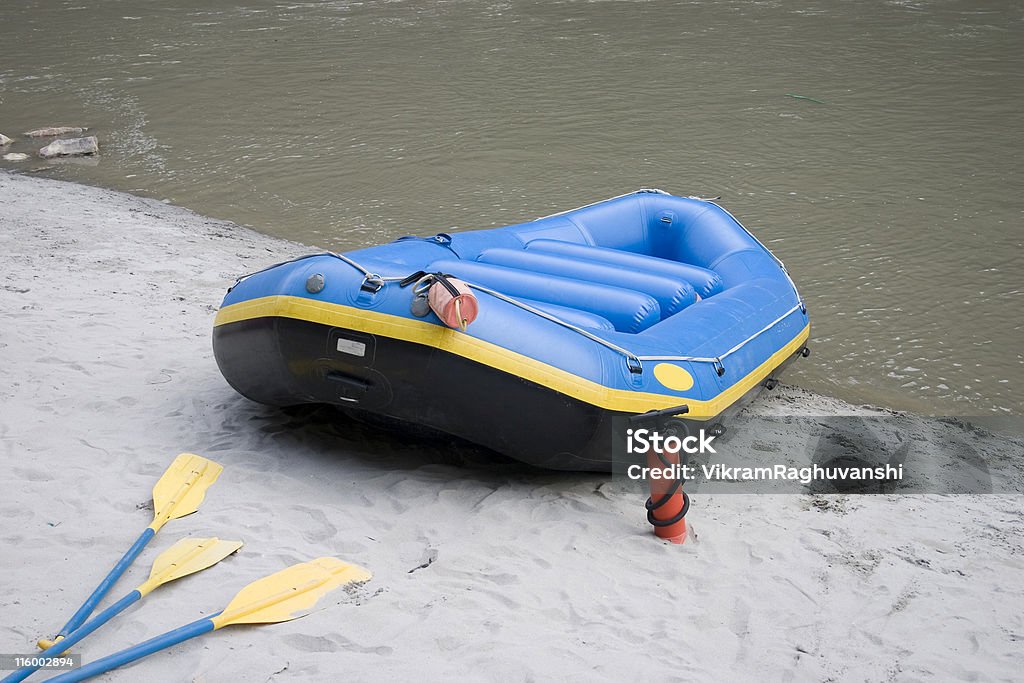 White Water Rafting vacío serie ribera del río Rishikesh Ganga - Foto de stock de Bote neumático libre de derechos