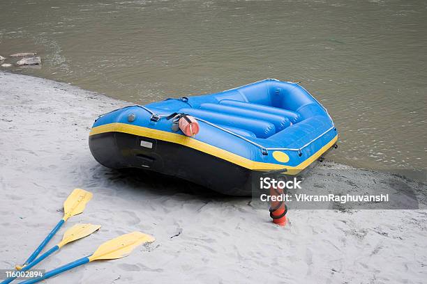 White Water Rafting Vacío Serie Ribera Del Río Rishikesh Ganga Foto de stock y más banco de imágenes de Bote neumático