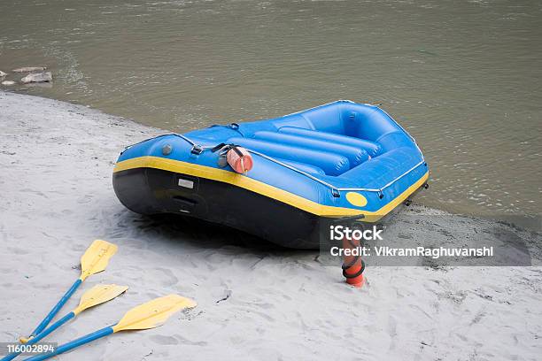 Rafting Rzekami Górskimi Puste Łódź Bank Of River Ganga Rishikesh - zdjęcia stockowe i więcej obrazów Nadmuchiwana łódź