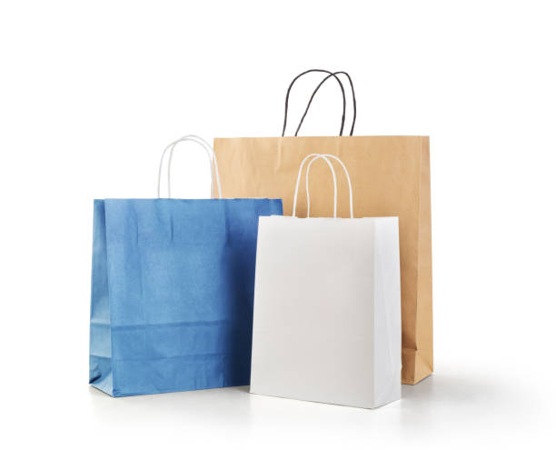 bolsas de compras para moda y ropa aislada sobre un fondo blanco - paper bag fotos fotografías e imágenes de stock