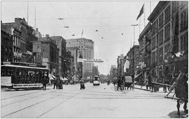 ilustraciones, imágenes clip art, dibujos animados e iconos de stock de foto antigua en blanco y negro de detroit, michigan: woodward avenue - avenue