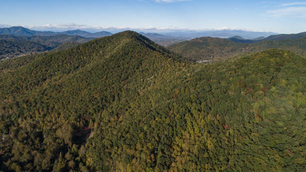 aerial drone fotografia scenic view colorful background landscape beauty w nature green forest north carolina mountains mountain range panorama blue sky rozproszone chmury na zewnątrz - mountain mountain range north carolina blue zdjęcia i obrazy z banku zdjęć