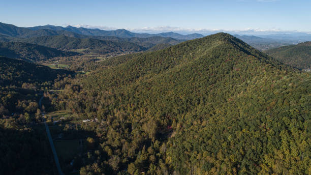 aerial drone landscape photography looking down over beautiful non-urban scenic colorful green forest north carolina mountains mountain range panorama blue sky scattered clouds outdoor - mountain mountain range north carolina blue zdjęcia i obrazy z banku zdjęć