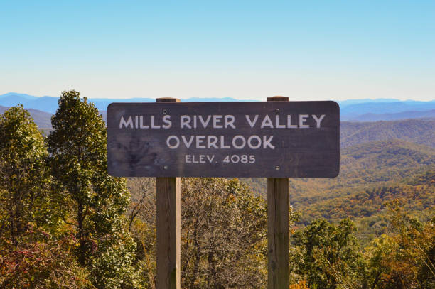 fotografia de outono bela vista cênica mills river valley área de observação vista para o extremo sul de blue ridge parkway candler carolina do norte - blue ridge mountains blue ridge parkway north carolina mountain - fotografias e filmes do acervo